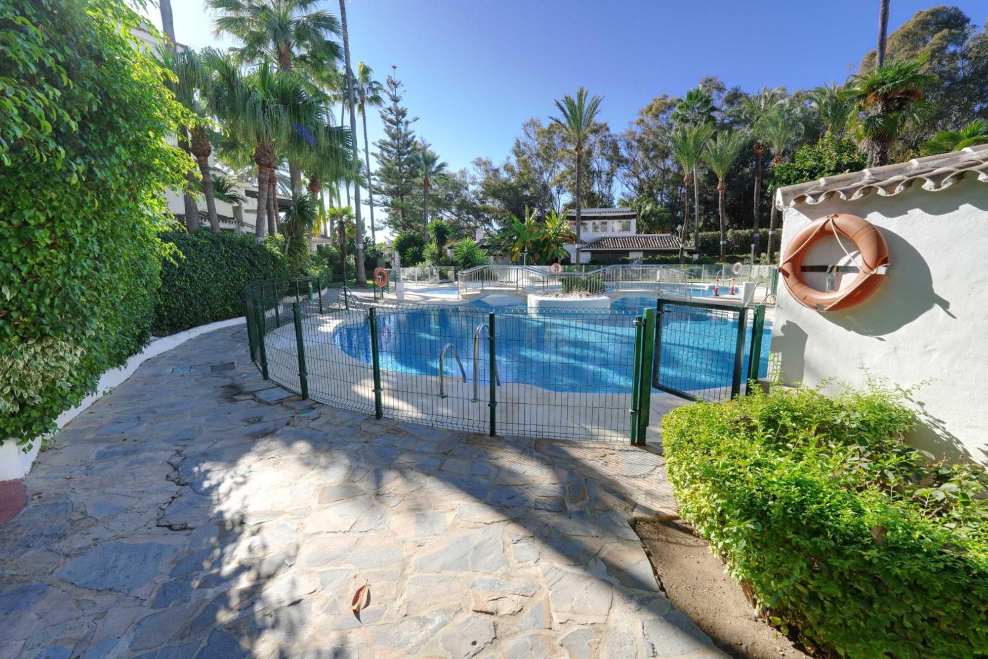 1104 First Line Beach Apartment Golden Beach Pool ماربيا المظهر الخارجي الصورة