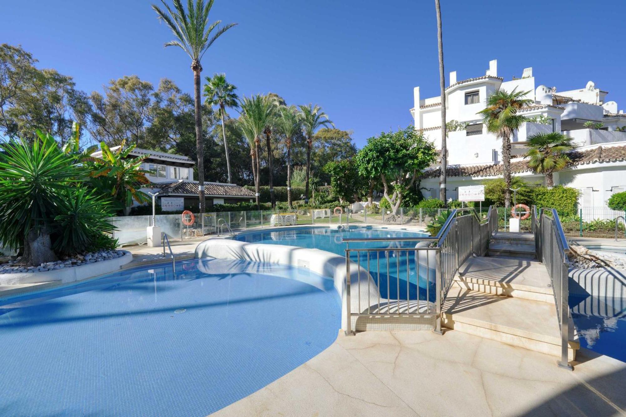 1104 First Line Beach Apartment Golden Beach Pool ماربيا المظهر الخارجي الصورة