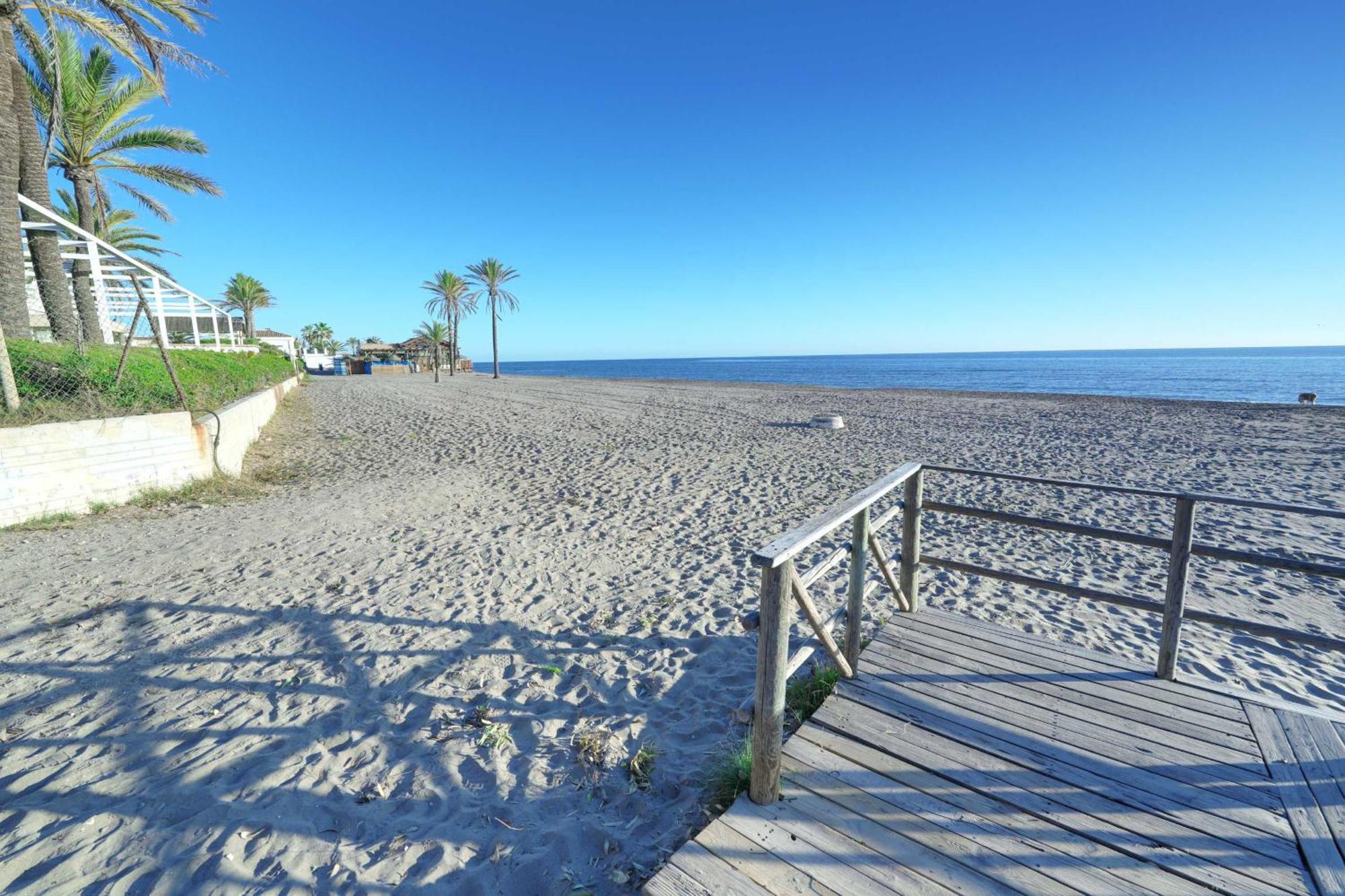 1104 First Line Beach Apartment Golden Beach Pool ماربيا المظهر الخارجي الصورة